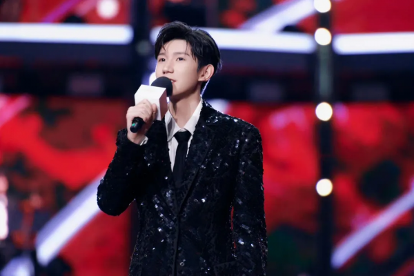 沸騰之夜晚會名場面:楊穎和王源跨界主持,周海媚怕高直髮抖 沸騰之夜晚會名場面:楊穎和王源跨界主持,周海媚怕高直髮抖