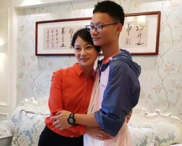 2019年，安徽孝子王恆傑，高考後跪地謝母，主動放棄985大學