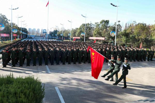 敬禮！第71集團軍組織退役士兵向軍旗告別儀式