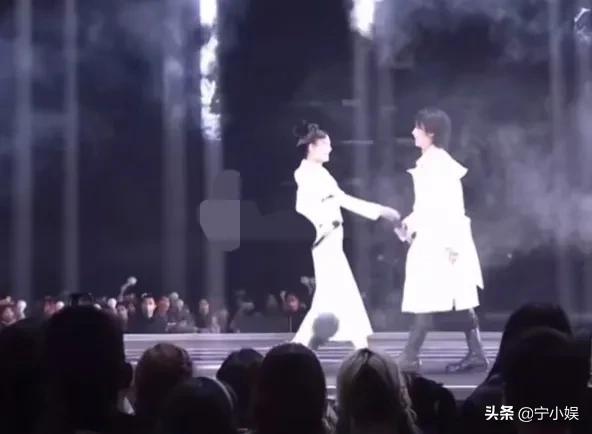 芒果臺“內部”晚會13位明星遭遇尷尬，意外暴露其3條生存現狀