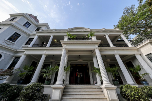 在上海有一棟鑲金的別墅是什麼樣的體驗？