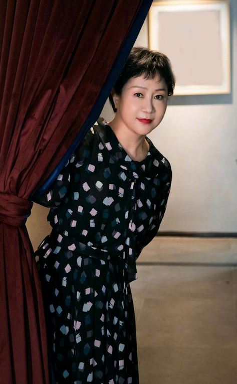 被楊紫媽媽驚豔到了，穿印花長裙顯貴婦範，美貌度絲毫不輸親女兒