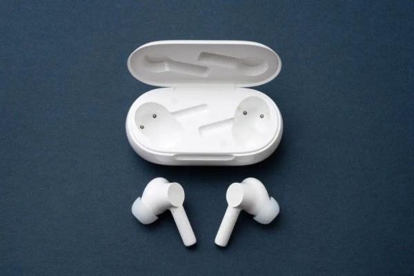 彙總完2021年16家手機廠商31款TWS耳機，我們得出8組重要資料