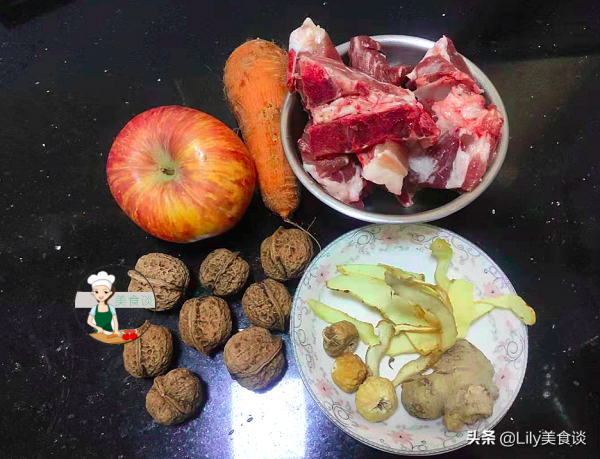 冬天，蘋果和核桃一起煮，我家一週喝一回，很多人還不懂有什麼用