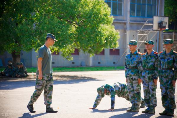 大一新生軍訓時,最好不要有以下行為,容易引起教官的反感 大一新生軍訓時,最好不要有以下行為,容易引起教官的反感
