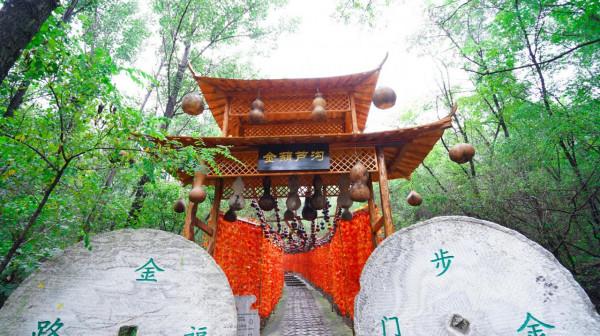 從前有座山，叫虎山；山裡有條溝，叫金葫蘆溝：溝旁有個洞叫？