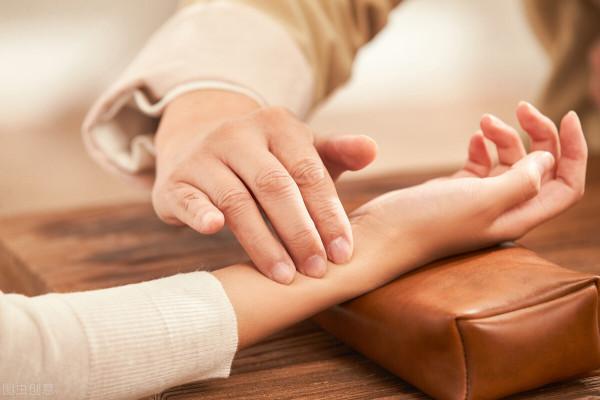 春節前逢降雪，四肢冰冷，九味中藥溫經散寒，用於：中虛寒凝經脈