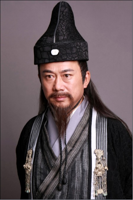 68歲戲骨獨自提行李拍戲，無助理被誤認為龍套，合作伙伴現身力挺