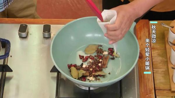 天氣微涼，來個輕葷小暖鍋吧！又香又暖，太適合全家一起吃了