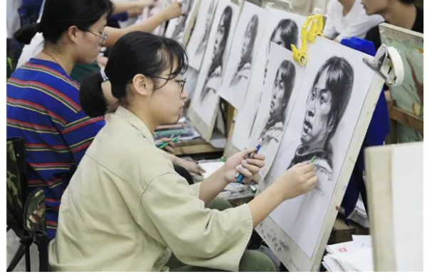 那個大學美術老師翻車了，照片是網紅擺拍，網友怒批蹭熱度無下限