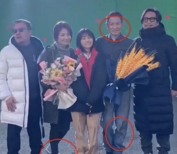 61歲劉德華拍影片秀廚藝,右手臂現出紅色血跡,身體狀況令人擔心 61歲劉德華拍影片秀廚藝,右手臂現出紅色血跡,身體狀況令人擔心