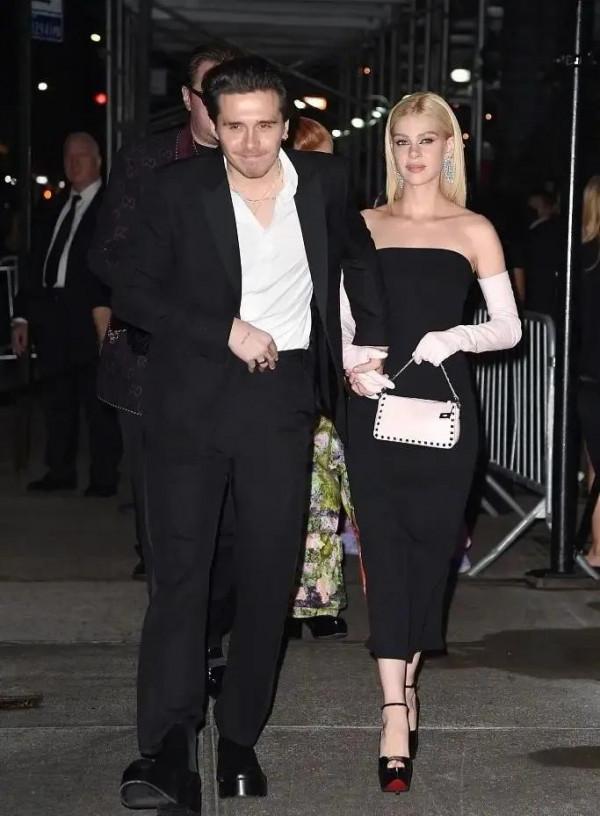 真是浪費貝克漢姆好基因，長子布魯克林像油膩大叔，但未婚妻漂亮