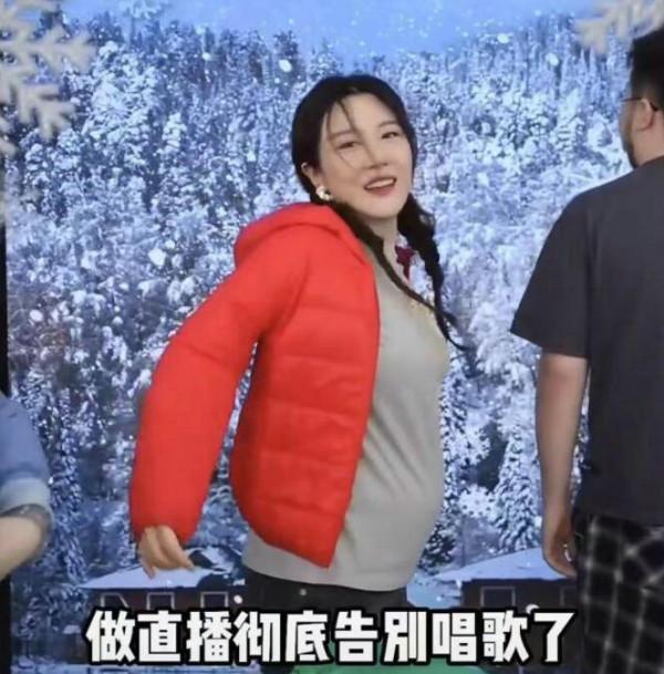 宋丹丹兒媳婦挺孕肚直播賣貨 和巴圖搭檔累到嗓子沙啞