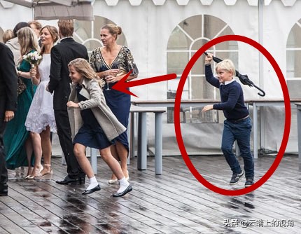 王儲扎堆聊天,兒子拖著爸爸往家走,挪威王子:爸別聊了,該走了 王儲扎堆聊天,兒子拖著爸爸往家走,挪威王子:爸別聊了,該走了