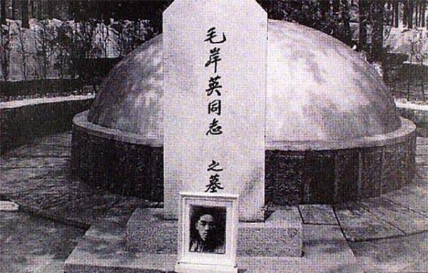 開國大典上，毛主席身後站著一個年輕人，戴著黑色禮帽，他是誰？