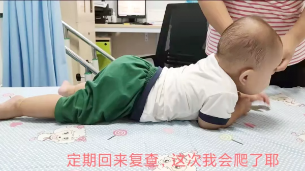 “懶寶寶”趴著不愛抬頭？可能是運動發育遲緩