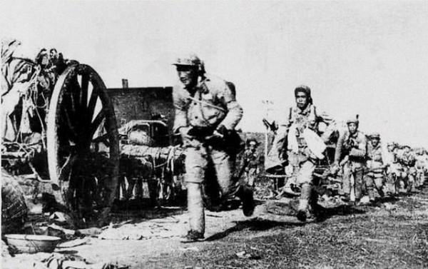 八路政委重傷倒地，漢奸發現他還活著，附耳說：別動，一會兒就走