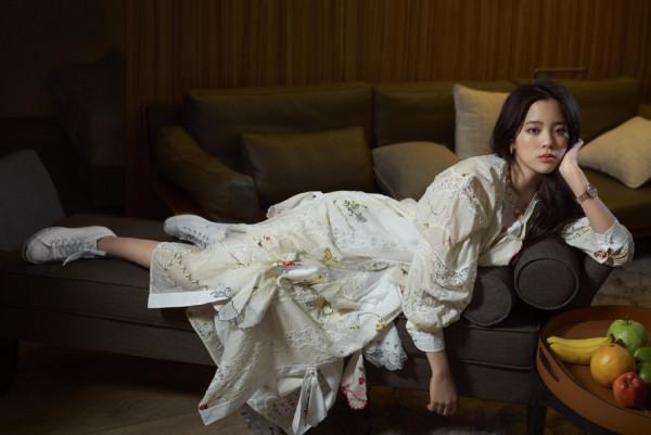 長髮及腰的歐陽娜娜，穿復古綁帶印花裙出鏡，小秀身材女人味十足