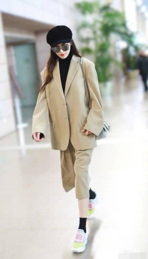 唐嫣西裝配運動鞋被拍，網友狂贊好看，果然是個看臉的世界