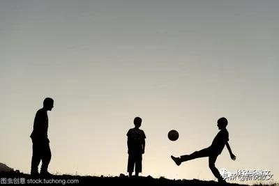 姨姥爺為我做了個小足球，足球掉在井裡撈上來後，很多村民罵我們