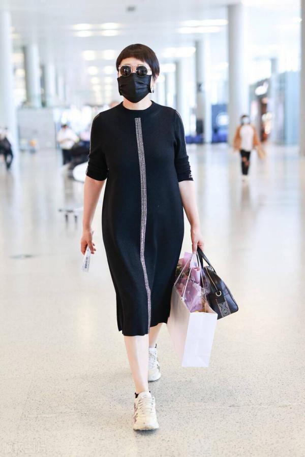 張凱麗真有魅力,穿棕色皮衣配牛仔褲活力滿滿,中年女性穿搭範本 張凱麗真有魅力,穿棕色皮衣配牛仔褲活力滿滿,中年女性穿搭範本