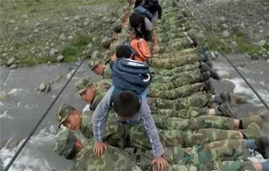 中國軍隊救災怎麼不佩戴武器，外國網友的問題我們應該怎麼回答？