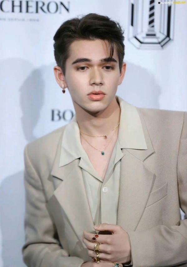 鹿晗慶憐一同出席寶詩龍品牌活動,兩代偶像同臺,誰更勝一籌? 鹿晗慶憐一同出席寶詩龍品牌活動,兩代偶像同臺,誰更勝一籌?