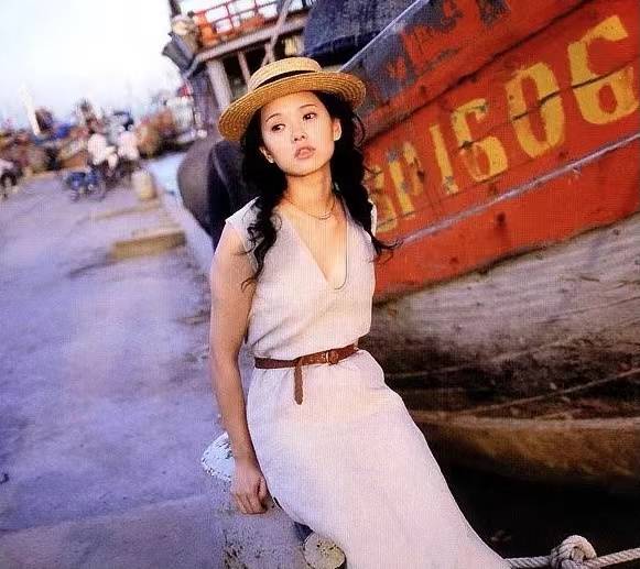 甩了音樂才子庾澄慶，又嫁給小十歲的影帝秦昊，伊能靜憑什麼？