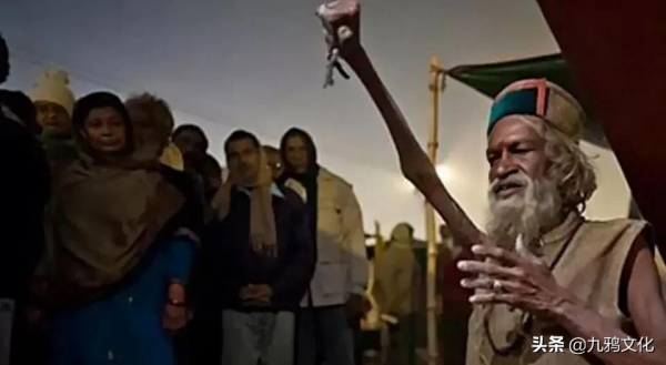 印度男子突然決定舉起手臂,永不放下,一舉45年 印度男子突然決定舉起手臂,永不放下,一舉45年