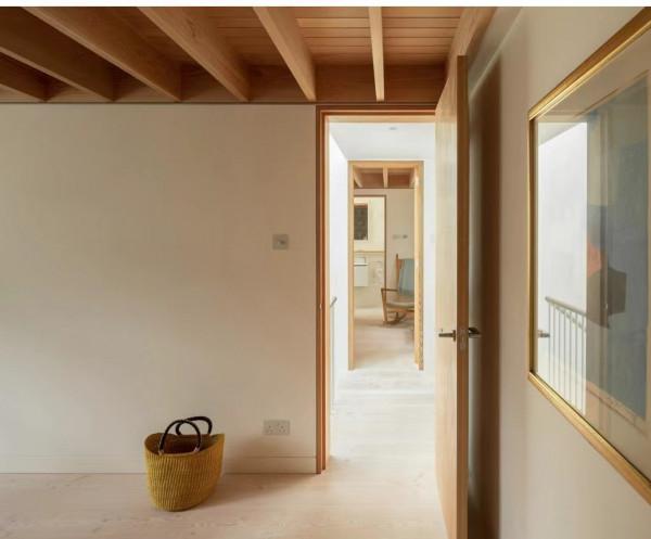 分享一間明亮住宅，僅格子窗與樓梯就圈粉無數，太有品味了