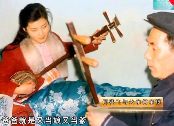 演員何賽飛：父親為她終身未娶，和初戀結婚34年，婚姻狀況如何？