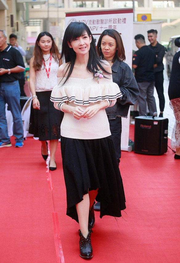 誰能相信周慧敏已經53歲了，身穿黑色禮服裙，優雅大氣一點不老