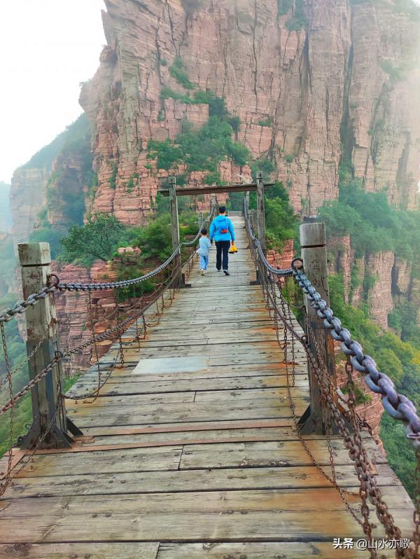 石家莊井陘錦山，雲鎖群山、霧漫叢林，雲橋飛渡，一顆橡果落下來