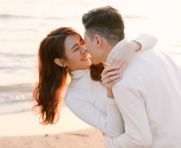 恭喜！28歲女星陳詩欣出嫁，百億富三代大方送金器，伴娘團顏值高