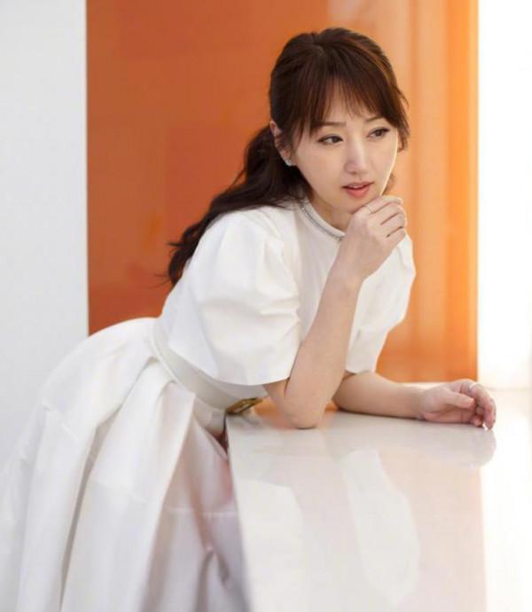 50歲楊鈺瑩不肯優雅老去,還穿泡泡袖公主裙扮少女,氣質確實不錯 50歲楊鈺瑩不肯優雅老去,還穿泡泡袖公主裙扮少女,氣質確實不錯