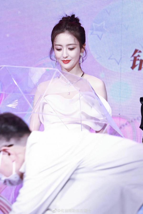 佟麗婭～白色連衣裙輕盈自若，至臻優雅