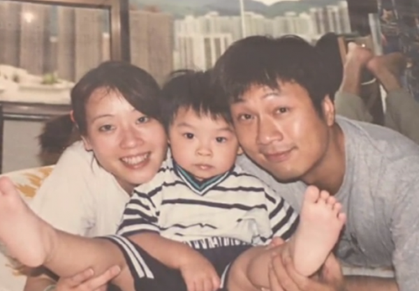 黎耀祥夫婦為愛子慶生,24歲兒子眉眼像極了老爸,已全家移居內地 黎耀祥夫婦為愛子慶生,24歲兒子眉眼像極了老爸,已全家移居內地
