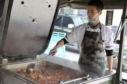 炊事員的“十二時辰”,每件事都卡“點”走 炊事員的“十二時辰”,每件事都卡“點”走