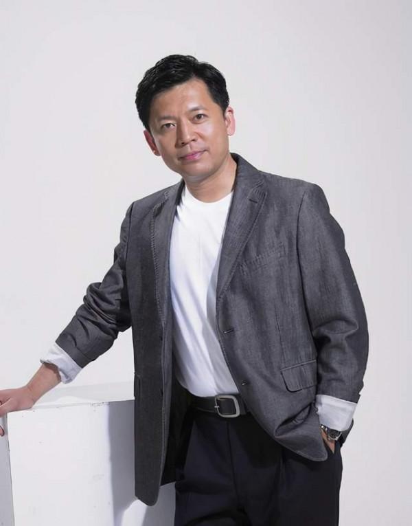 何政軍：錯過鞏俐娶初戀為妻，出道多年無緋聞，父親身份不一般