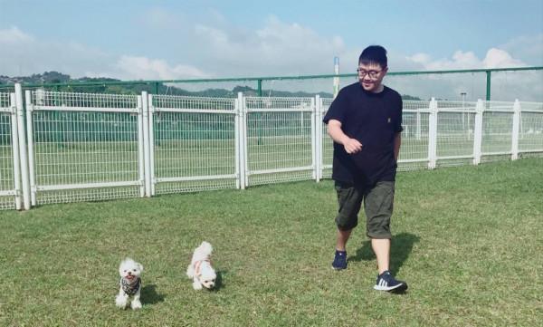 郝劭文：3歲出道10歲片酬千萬，身家卻被父母敗光，只能打工還債