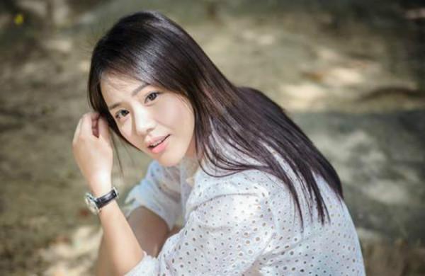 馬思純挽著張哲軒的手臂逛街，畫風改變不再一樣，網友送祝福