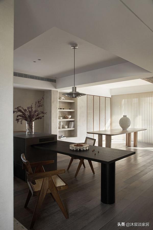 初看，他家真是“家徒四壁”，細品，真的是很有味道，越看越喜歡