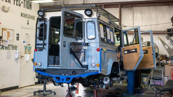 特斯拉超充站也能充路虎？ECD推出純電衛士，售價不低於20萬美元