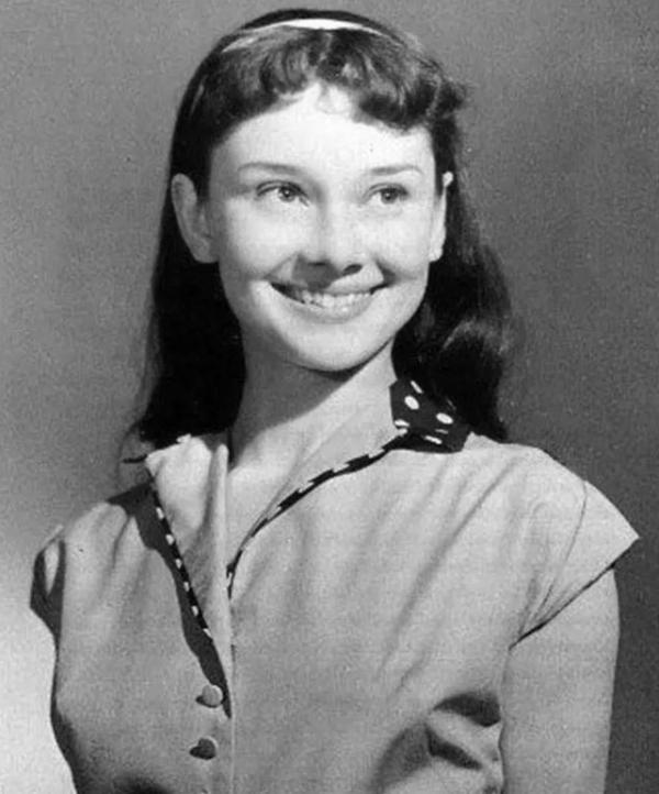 紀梵希有多愛赫本？26歲初見，42年沒名沒分，他一生未娶守護到老