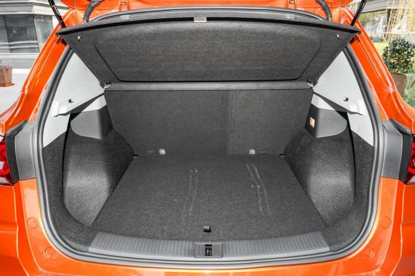 外觀個性配置多，搭載1.6L+CVT，賣9.68萬，實拍榮威RX3