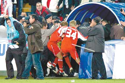 盤點足壇歷史5大惡性鬥毆時刻，有人腿被生生踢斷