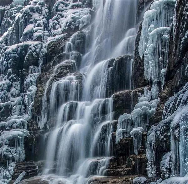 分享~冰瀑布，白色茫茫，晶瑩剔透，稀罕稀罕，太震撼啦