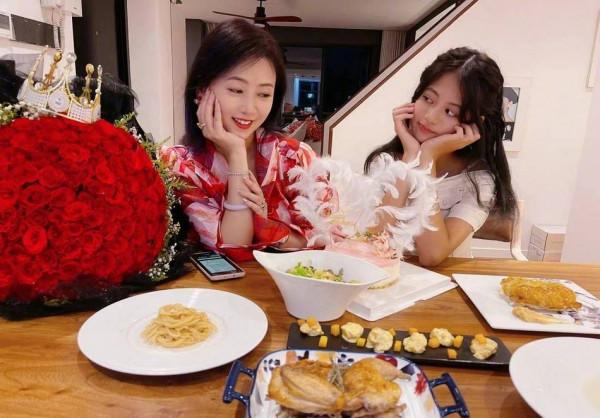 53歲翁虹曬全家福慶生，老公年輕似逆齡生長，女兒顏值高不輸明星