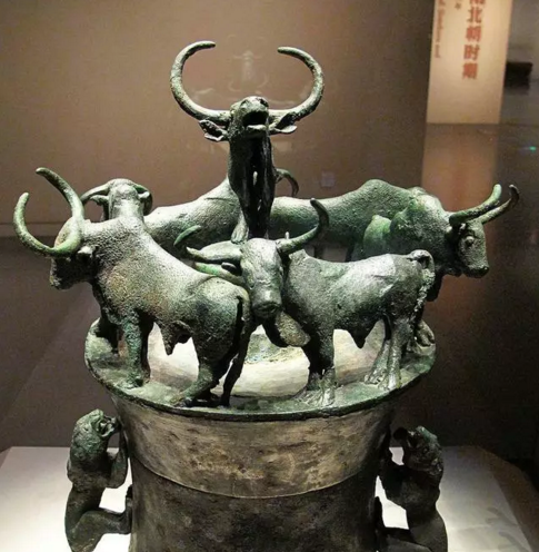 1954年雲南發現一座古墓，本以為是小墓葬，卻挖出千年前的古滇國