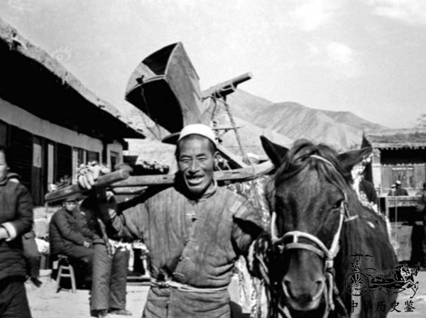 老照片再現50年代批鬥地主現場：老婦怒斥地主，百姓開懷大笑